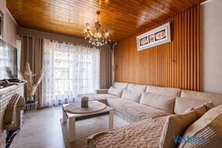 Droomt u van een woning die strategisch gelegen is, ruimte biedt voor wonen én werken, en bovendien investeringskansen opent? Vlakbij centrum Aalst presenteren wij u niet één, maar twee interessante aanpalende panden met elk hun eigen troeven. Met een totale perceel oppervlakte van circa 365 m<sup>2</sup> en gevelbreedte van circa 8 m.<br /><br />LOUIS PAUL BOONSTRAAT 25 | WONING MET LOODS<br /><br />De eerste verdieping herbergt een gezellige leefruimte en keuken, perfect voor dagelijks comfort. Op de tweede verdieping wachten u drie slaapkamers, een handige dressing en een volledig uitgeruste badkamer. Het gelijkvloers is voorzien van een doorrit (H: 2,6 m / B: 2,7 m) naar een achtergelegen loods van +/- 227 m². Een absolute meerwaarde voor zelfstandigen, ondernemers of gezinnen die extra opslagruimte kunnen gebruiken of om te herontwikkelen.<br /><br />EPC label D – Geen renovatieplicht / CV Aardgas / Beperkt KI € 495<br /><br />LOUIS PAUL BOONSTRAAT 27 | WONING<br /><br />Hier treft u een charmante stadswoning die een uitstekend alternatief vormt voor een appartement. De keuken sluit naadloos aan op de leefruimte, berging en badkamer met bad en toilet. Op de verdieping zijn er twee slaapkamers en extra bergruimte vindt u in de kelder.<br /><br />EPC label F 659 kWh/m²/jaar - Renovatieplicht - 20241108-0003440003-RES-1 / CV Aardgas / Beperkt KI € 242<br /><br />Dit opent de deur naar talloze opportuniteiten: een ruimere gezinswoning, combinatie van privé en beroep of een slimme investering in vastgoed met toekomstwaarde.<br /><br />Met parkeergelegenheid in de straat, de nabijheid van het stadspark en de uitstekende bereikbaarheid via openbaar vervoer naar winkels, scholen, E40 en de belangrijkste invalswegen om de hoek, bieden beide woningen een uitzonderlijke opportuniteit.<br /><br />Bovendien kan de aankoop in aanmerking voor verbouwing aan 6% BTW, waardoor u bijkomend voordeel haalt uit deze investering.<br /><br />Of u nu een gezin bent dat op zoek is naar een warme thuis, een starter die wil genieten van een slimme aankoop, een investeerder die potentieel ziet of een zelfstandige die wonen en werken wil combineren: dit aanbod heeft het allemaal.