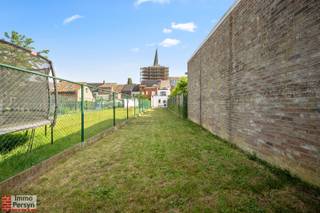 Ben je op zoek naar een ruime instapklare woning met charme op een strategische ligging?<br /><br />Deze charmante gesloten bebouwing in Zichem bevindt zich aan de kerk op wandelafstand van het treinstation en verschillende bushaltes. Met winkels en scholen binnen een straal van 3 kilometer en een snelle verbinding naar Leuven, Hasselt en Antwerpen, woon je hier uiterst bereikbaar en toch betrekkelijk rustig.<br /><br />De totale perceelgrootte bedraagt 298 m², wat onder andere ruimte biedt aan een mooie, diepe tuin.<br /><br />Binnenin verrast de woning met een royale bewoonbare oppervlakte van maar liefst 180 m². Het pand werd gedeeltelijk gerenoveerd in 2010 en recent in 2023 nog volledig opgefrist, waardoor je er meteen en zonder zorgen kunt intrekken.<br /><br />Ook op het vlak van energiezuinigheid scoort de woning sterk: dankzij de vernieuwde ramen met hoogrendementsbeglazing, dakisolatie en een moderne centrale verwarming op gas geniet je van een gunstig EPC-label C.<br /><br /><u><strong>INDELING:</strong></u><br /><strong>Gelijkvloers:</strong> Inkomhal, leefruimte, eetkamer, keuken, wasruimte, badkamer met douche en toilet, terras.<br /><strong>1ste verdieping:</strong> Nachthal, ruime slaapkamer, dressing, bureauruimte.<br /><strong>2de verdieping:</strong> Tweede slaapkamer en ruimte met mogelijkheid tot 3de slaapkamer.<br /><strong>Tuin</strong><br /><strong>Kelder:</strong> Stockagekelder.<br /><br /><br />Ervaar zelf de vele voordelen van deze woning tijdens een persoonlijke rondleiding.<br />Maak vandaag nog je afspraak.<br />Mail naar info@immopersyn.be of bel 013 444 008.