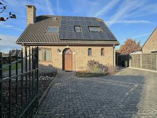 Deze verzorgde woning is gelegen in een rustige en kindvriendelijke wijk "De Vijvers", in het BPA Recreatief woongebied, waar permanente bewoning...