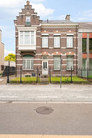 Dit authentieke herenhuis uit eind 19e eeuw (1899 - 1918) bevindt zich in het centrum van Mol. De ligging is een echte troef: op wandelafstand van winkels, horeca en openbaar vervoer (oa trein). <br /><br />Deze herenwoning straalt karakter en grandeur uit met zijn statige gevel, hoge plafonds en royale indeling. De authenticiteit van de woning werd door de jaren heen bewaard.<br /><br />Op het gelijkvloers vindt u een ruime inkomhal, gastentoilet, verschillende leefruimtes/salons waaronder een woonkamer, eetkamer en bureau, evenals een keuken met toegang tot de achterbouw die dienst deed als ruim atelier met toilet en wasplaats.<br /><br />De verdiepingen bieden plaats aan 6 slaapkamers. Op de eerste verdieping bevinden zich vier volwaardige slaapkamers en een badkamer. De tweede verdieping beschikt over twee slaapkamers en een extra zolderruimte die ook als bureau of hobbyruimte kan worden ingericht. <br /><br />De tuin is een prachtige plaats om te ontsnappen aan alle drukte. Deze is volledig omheind, waardoor u geniet van optimale privacy. <br /><br />Dit herenhuis is een uitzonderlijke kans voor wie op zoek is naar ruimte, charme en een toplocatie in Mol centrum.<br /><br />Deze eigendom kan ook een mooie opportuniteit zijn voor een projectontwikkelaar. Aarzel niet om ons kantoor hiervoor te contacteren. <br /><br />Troeven:<br />- Authentiek herenhuis<br />- 6 slaapkamers<br />- Bewoonbaar oppervlakte van 382m²<br />- Ruime kelderverdieping met veel bergruimte<br />- Centrale ligging <br />- Rolluiken