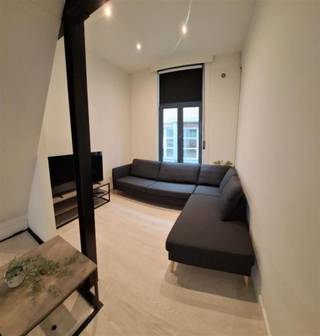 <p><span>Dichtbij de Korenmarkt en naast het groene Kortenbachplein, ligt in een stille, voor auto's doodlopende straat, deze woning. Let op de hoge plint in blauwe hardsteen (zijgevel) en de bekleding met verticale leien (achtergevel). Authentieke elementen zoals de hoge plafonds (± 3,37 m) en een authentieke boog bleven bewaard. De structuur van de inkom naar de leefruimte werd opengewerkt. In de living werden zichtbare stalen balken gebruikt als eyecatchers. Het zitgedeelte met rolluik, zorgt vooraan voor een gezellige zithoek, terwijl richting keuken plaats is voor een eetruimte, kortbij de open keuken met lichtkoepel. Let op de mooie nissen in de muur en de Daikin-unit met warmtepomptechnologie, die zorgt voor koeling en verwarming. De keuken omvat een kookplaat, vaatwasser, oven en dampkap. Afgezien van een technische berging, waar de boiler in is weggewerkt, zit er een gewelfde kelder verborgen onder de leefruimte. De badkamer is ruim bemeten, met plaats voor een dubbel lavabomeubel met spiegel, een hangtoilet (afgeschermd) en een inloopdouche met glazen wand. De grote slaapkamer op de eerste verdieping beslaat de hele breedte van de woning en beschikt over gordijnkasten en een laminaatvloer. De tweede verdieping is volledig ingericht als slaapvertrek, met plaats voor een dubbel bed plus een enkel bed. Ook in de kamers zorgen de Daikin-units voor koeling en verwarming.</span></p>