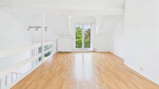 ChâtelainCharmant duplex op de bovenverdieping van een herenhuis, als volgt ingedeeld:Woonkamer en open, volledig uitgeruste Amerikaanse keuken,...