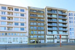 Op zoek naar een instapklaar appartement met adembenemend zeezicht? Ontdek dit prachtig gerenoveerd gelijkvloers appartement in het hart...