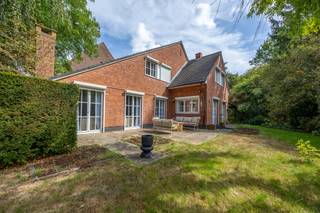 <p><strong>Zeer degelijk te renoveren landhuis in de gegeerde groene wijk Hertebos</strong></p>
<p>In de uiterst rustige en groene wijk <strong>Hertebos</strong> bevindt zich dit charmante landhuis met tal van mogelijkheden. De woning is gelegen op een mooie locatie met veel privacy, omgeven door groen en toch nabij scholen, winkels, restaurants en belangrijke verbindingswegen.</p>
<p><strong>Indeling</strong></p>
<p><strong>Gelijkvloers</strong></p>
<p>Ruime inkomhal op keramische tegelvloer met gastentoilet. De lichtrijke woonkamer op vast tapijt beschikt over een sfeervolle haard en geniet van directe toegang tot het zonnige terras en de zuidgerichte tuin, omringd door groen en met bijzonder veel potentieel. Aansluitend bevindt zich de keuken, eveneens voorzien van een haard. Verder beschikt het gelijkvloers over een bureauruimte, inpandige garage, carport en praktische berging.</p>
<p><strong>Verdieping</strong></p>
<p>Nachthal met toegang tot vier volwaardige slaapkamers (ca. 10 m², 10 m², 10 m² en 18 m²). De badkamer op keramische tegel is uitgerust met wastafel, douche, toilet en bidet.</p>
<p>Daarnaast beschikt de woning over een ruime bergzolder van ca. 26 m².</p>
<p><strong>Technisch</strong></p>
<ul>
<li>CV op stookolie</li>
<li>Degelijke constructie met veel potentieel</li>
<li>Zuidgerichte tuin</li>
<li>Inpandige garage</li>
<li>Carport</li>
</ul>
<p><strong>Wonen in Hertebos</strong></p>
<p>Hertebos is een gegeerde, groene woonwijk aan de rand van ’s-Gravenwezel (Schilde), ontstaan eind jaren ’50 na verkaveling door de families Cornet d’Elzius de Peissant en Gillès de Pélichy. De wijk wordt gekenmerkt door vrijstaande woningen op ruime percelen van ca. 500 m² tot 1.000 m², met veel groen en privacy.</p>
<p>Dankzij de rustige straten en beperkte verkeersdrukte geniet u hier van een uitzonderlijk aangename woonomgeving, ideaal voor wie op zoek is naar rust en natuur, zonder in te boeten aan bereikbaarheid en voorzieningen.</p>
<p>Voor meer informatie of een bezichtiging van dit pand met bijzonder veel potentieel kunt u gerust contact opnemen met Sigalit via sigalit@reds.be of op 0475668474</p>