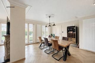 PLUSPUNTEN:+ Perceel van 2.318 m²+ Bewoonbare oppervlakte 206 m²+ Kelderverdieping van 157 m² (garage + zeer veel bergruimte)+ Recente renovaties...