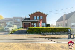 <p>In het centrum van Anzegem, op wandelafstand van winkels, scholen en openbaar vervoer, bevindt zich deze te renoveren woning. De ligging combineert een vlotte bereikbaarheid met een aangenaam open gevoel dankzij het mooie uitzicht, zowel vooraan als achteraan. Een zeldzame combinatie voor wie centraal wil wonen en toch wil genieten van ruimte en zicht.</p>

<p><strong>Over de woning</strong><br />Deze woning is gebouwd met een stevige constructie en biedt een goede basis voor renovatie. De ruimtes zijn logisch ingedeeld en genieten van veel lichtinval. Met de nodige opfrissing kan je hier een comfortabele gezinswoning van maken, volledig naar eigen smaak. De aanwezigheid van een inpandige garage, veranda en tuin zorgen voor extra troeven.</p>

<p><strong>Indeling</strong></p>

<ul><li>Gelijkvloers: inkomhal met apart toilet, woonkamer met aansluitend de gerenoveerde keuken, toegang tot de kelder, berging, inpandige garage en lichtrijke veranda met zicht op de tuin.</li><li>Eerste verdieping: nachthal, 3 ruime slaapkamers, badkamer en toegang tot de zolder.</li><li>Extra: boven de garage is er nog een bijkomende ruimte die kan dienen als extra slaapkamer, hobbyruimte of berging.</li></ul>

<p><strong>Kenmerken &amp;amp; troeven</strong></p>

<ul><li>Stevige basis voor renovatie</li><li>3 ruime slaapkamers + extra ruimte mogelijk</li><li>Lichtrijke veranda en aangename tuin</li><li>Inpandige garage en praktische bergruimtes</li><li>Mooi open zicht voor- en achteraan</li><li>Centrale ligging in het hart van Anzegem</li><li>Gerenoveerde keuken</li></ul>

<p>Meer informatie? Contacteer Maxime De Baere 0491/92.11.86</p>