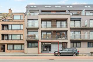 Knap afgewerkte studio te huur in de jonge residentie "Carthago II", Oostendelaan 55, Middelkerke. Deze studio geniet van veel lichtinval (zuidgericht), werd met smaak ingericht en is voorzien van ingemaakte kasten. U bevindt zich nabij het centrum van Middelkerke, op wandelafstand van winkels, het casino en de Zeedijk. <br /><br />Indeling: <br />- inkomhal<br />- lichtrijke leefruimte voorzien van ingemaakt bed in de kast<br />- open geïnstalleerde keuken<br />- badkamer met douche en lavabo meubel<br />- apart toilet<br /><br />Troeven:<br />- centrale ligging, vlakbij winkels, restaurants en de Zeedijk<br />- gemeenschappelijke fietsenberging<br />- conforme keuring elektrische installatie<br /><br />Algemene onkosten: €30/maand + provisie water: €25/maand<br /><br />Onmiddellijk beschikbaar. <br /><br />Ben je geïnteresseerd in dit pand te huur in Middelkerke? Ga naar de website www.dewaele.com, klik op het pand dat je wenst te huren. Via de rode knop "vraag je bezoek aan" vragen we u kort een profiel in te vullen. Daarna nemen we contact op voor een bezoek. Telefonisch kunnen er geen afspraken gemaakt worden.