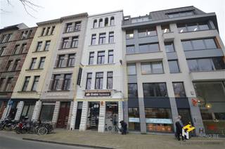Goed gelegen appartement met 2 slaapkamers in het hippe Zuid. Via een inkomhal betreedt men de living van 25m² met open keuken, voorzien van al het...
