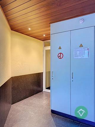 Dit instapklaar appartement met garage in het centrum van Torhout is gelegen in een modern gebouw dat in 2002 is gebouwd. Het appartement beschikt over 2 slaapkamers en heeft een bewoonbare oppervlakte van 91 m². <br /><br />Het appartement is voorzien van alle nodige comfort en heeft een lichte en zéér ruime woonkamer met aansluitend een groot zonneterras met zonneluifel, een keuken met aangrenzend een praktische berging, een badkamer met douche, een apart toilet in de inkomhal. <br /><br />De slaapkamers zijn ruim en bieden voldoende plaats voor een tweepersoonsbed en kasten. Ook is er een ruime privé kelderberging en een gemeenschappelijke fietsenberging.<br /><br />Voor wie op zoek is naar een comfortabel en modern appartement in Torhout, is dit zeker een interessante optie. Met zijn twee slaapkamers en ruime oppervlakte is het ideaal voor een klein gezin of een koppel dat graag wat extra ruimte heeft.<br /><br />Troeven van dit appartement:<br /><br />- instapklaar<br />- lift aanwezig<br />- energiezuinig energielabel B<br />- ruim appartement<br />- goede ligging <br />- garage<br /><br />Direct vrij. Huurprijs 750 €/mnd + 75 €/mnd syndickosten