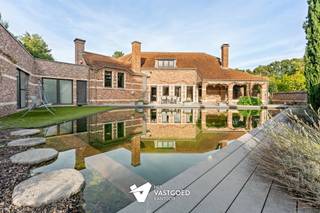 <p><span>Prachtige authentieke villa (585m²) met 5 slaapkamers, binnenzwembad en zwemvijver op een perceel van 48a75 te Kermt.</span></p><p><span> </span></p><p><span>Belangrijkste troeven: </span></p><p><span>- Heel rustig en groen gelegen maar toch op slechts 7 km van de E313 en op 7 km van Hasselt centrum</span></p><p><span>- Perceel van 48a75 en bewoonbare oppervlakte van 585m²</span></p><p><span>- Mogelijkheid tot gelijkvloers wonen </span></p><p><span>- 5 slaapkamers en 2 badkamers</span></p><p><span>- Zwemvijver aan de zuidkant van de tuin met terras en aparte omheining voor optimaal zongenot</span></p><p><span>- Binnenzwembad dat perfect omgebouwd kan worden tot grote inpandige garage</span></p><p><span>- Airco's op de slaapkamers en een gezellige houthaard in de zithoek </span></p><p><span> </span></p><p><span>Bekijk zeker ook de grondplannen met de afmetingen. Zo krijgt u van thuis uit al een perfect beeld van wat dit pand te bieden heeft!</span></p><p><span> </span></p><p><span>Wenst u meer info of een vrijblijvende bezichtiging, contacteer dan ons kantoor op het nummer 011 85 15 15 en wij helpen u graag verder.</span></p>