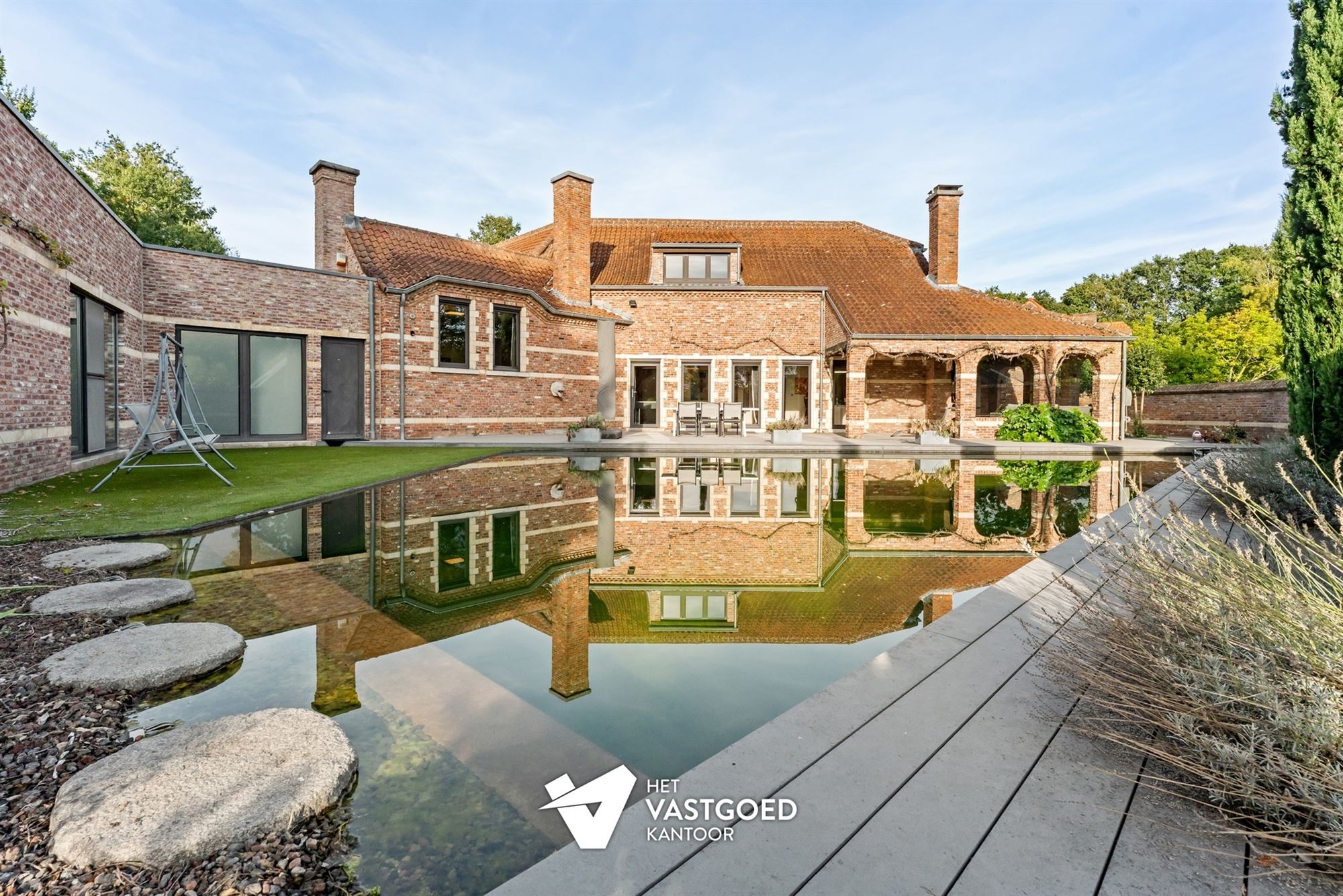 PRACHTIGE AUTHENTIEKE VILLA (585M²) MET BINNENZWEMBAD EN ZWEMVIJVER OP EEN PERCEEL VAN 48A75 TE KERMT - foto 1