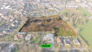 Ontdek PrimRose, een prachtig nieuwbouwproject in Gistel bestaande uit een stijlvolle verkaveling van 28 kwaliteitsvolle woningen. Dit project combineert hedendaagse architectuur, een hoogwaardige afwerkingsgraad en een aangename, rustige woonomgeving - ideaal voor wie comfortabel en toekomstgericht wil wonen.<br /><br />PrimRose biedt een gevarieerd aanbod aan woningen:<br /><br />- Gesloten bebouwing vanaf €350.000<br /><br />- Halfopen bebouwing vanaf €375.000<br /><br />- Open bebouwing vanaf €444.000<br /><br />Bovendien is aankoop aan 6% btw mogelijk (onder voorwaarden), wat dit project extra interessant maakt voor eigen bewoning.<br /><br />Elke woning wordt gerealiseerd met oog voor detail en kwaliteit. Er wordt gewerkt met mooie en realistische budgetten voor keuken en badkamer, zodat u uw woning volledig naar eigen smaak en stijl kan afwerken zonder verrassingen. De hedendaagse indelingen, het natuurlijke licht en het wooncomfort maken van PrimRose een plek waar thuiskomen centraal staat.<br /><br />Dankzij de gunstige ligging in Gistel geniet u van een vlotte bereikbaarheid, nabijheid van winkels, scholen en diensten, én de rust van een aangename woonomgeving.<br /><br />PrimRose staat voor duurzaam wonen, comfort en kwaliteit — een ideale keuze voor gezinnen, koppels en investeerders die op zoek zijn naar een toekomstgerichte woning in een charmante West-Vlaamse gemeente.<br /><br />Interesse in dit unieke project? Contacteer ons gerust voor meer informatie, plannen of een persoonlijk gesprek.