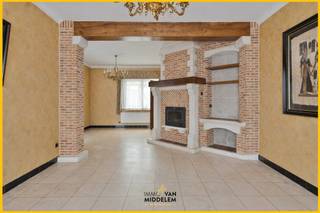 <strong>Immo Van Middelem verkoopt deze TE RENOVEREN 3-gevelwoning op een perceel van +/- 3a53ca met drie slaapkamers, een ruime garage en een aangename tuin te Sint-Katherina-Lombeek (Ternat).</strong><br /><br />De ligging is bijzonder gunstig op vlak van mobiliteit: de bus (lijn 116 naar Brussel-Zuid) stopt kort bij de woning, het treinstation van Essene-Lombeek ligt op amper 800 m en het centrum van zowel Sint-Katherina-Lombeek als Ternat bevindt zich op slechts vijf minuten. Ook scholen, busverbindingen en de E40 (op- en afrit Affligem) zijn vlot bereikbaar.<br />Een extra troef is de gemeentelijke basisschool De Kiem, op wandelafstand (300 m), evenals een kleine buurtwinkel.<br /><br />Bent u op zoek naar een renovatieproject met veel potentieel, dan moet u deze woning zeker bezoeken!<br /><br />De huidige indeling is als volgt:<br />- GELIJKVLOERS: inkomhal met trap, living (eetplaats en salon), keuken met toegang tot de veranda, berging/stookplaats met WC en toegang tot de tuin;<br />- 1ste VERDIEPING: nachthal met vaste trap naar de zolder, 3 kamers, badkamer;<br />- ZOLDERVERDIEPING: mogelijkheid om in te richten tot extra kamers.<br /><br />Betonnen gewelven.<br />Centrale verwarming op stookolie. <br />EPC: 750 kWh/m².jaar - label F (UC: 3297521), renovatieverplichting van toepassing.<br />Aansluiting op stadsgas mogelijk (gasleiding in de straat).<br />Vrij bij akte.