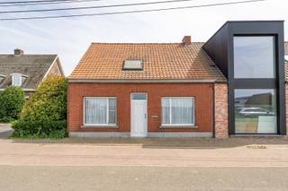 Bent u op zoek naar de ideale locatie om uw droomwoning te realiseren? Dan is deze woning in Tielt (Meulebeke) precies wat u zoekt.<br />Op dit perceel van maar liefst 600 m2 (!) bevindt zich momenteel een bestaande woning die bestemd is voor afbraak of renovatie, waardoor u de mogelijkheid krijgt om volledig nieuw te bouwen, aan 6% BTW (*), volgens uw eigen wensen en hedendaagse normen. Zo creëert u een energiezuinige woning die perfect aansluit bij uw levensstijl.<br /><br />PLUSPUNTEN:<br />* POTENTIEEL VOOR NIEUWBOUW AAN 6% BTW (*)<br />* LANDELIJKE LIGGING<br />* RUIM PERCEEL (600 m2)<br /><br />INTERIEUR:<br />De huidige woning beschikt op het gelijkvloers over een inkomhal met toegang tot een bureauruimte die ook als slaapkamer kan dienen. Daarnaast is er een gezellige leefruimte met eetplaats, een ingerichte keuken met ruimte voor een eettafel, een extra slaapkamer en een praktische wasruimte.<br /><br />Op de eerste verdieping is er bijkomende ruimte aanwezig met mogelijkheden om extra slaapkamers te creëren.<br /><br />EXTERIEUR:<br />Het ruime perceel biedt tal van mogelijkheden om een prachtige tuin en aangename buitenomgeving te realiseren en te genieten van de landelijke omgeving.<br /><br />Bent u benieuwd naar de mogelijkheden? Neem gerust contact met ons op voor meer informatie of een bezoek ter plaatse.<br /><br />(*) 6% btw onder voorbehoud van de wettelijke voorwaarden.