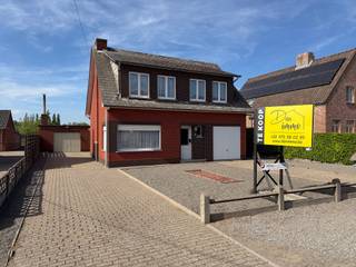 Bent u op zoek naar een ruime gezinswoning in een rustige, groene omgeving? Dan is deze open bebouwing op een perceel van maar liefst 1477 m²...