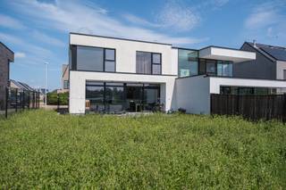 Moderne ruime halfopen woning in verkaveling Baanhof, OostendeGelegen in de Kuifeendstraat 10 bieden wij u graag een hele ruime en lichtrijke woning...