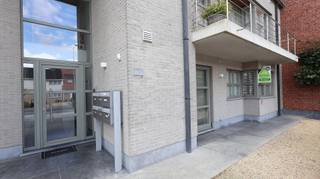 Dit aangename appartement is gelegen op de gelijkvloerse verdieping van een kleinschalige residentie, op een centrale ligging op de grens tussen Roeselare en Ardooie.<br />Dankzij de centrale ligging op de grens van Roeselare en Ardooie geniet het appartement van een vlotte bereikbaarheid. Ook de oprit van de autostrade is snel en gemakkelijk bereikbaar.<br /><br />Het appartement beschikt over een ruime en lichtrijke woonkamer met een volledig ingerichte keuken, twee slaapkamers, een dressing/bureau, een praktische berging/wasplaats, een apart toilet en een badkamer.<br /><br />De keuken is volledig ingericht en uitgerust met een dubbele spoeltafel, keramische kookplaat, dampkap, oven, microgolfoven, koelkast en diepvries.<br />De badkamer beschikt over een badkamermeubel en een comfortabele inloopdouche. Verder geniet het appartement van een ruim en gezellig terras, ideaal om in alle rust van de buitenruimte te genieten.<br />
<ul>
<li>Achter het gebouw bevindt zich een garage voor € 70/maand.</li>
<li>Gemeenschappelijke kosten: € 50/maand.</li>
<li>Verwarmd met aardgas</li>
<li> Volledig instapklaar! </li>
<li>Beschikbaar vanaf <strong>1 december 2026</strong></li>
</ul>
<u>Interesse in dit appartement? </u><br />Bezoek <u>www.dicasa.be</u>, klik op het pand van uw keuze en vul via de knop “Ik ben kandidaat” kort uw profiel in.<br />Wij nemen vervolgens contact met u op voor een bezichtiging. <br />