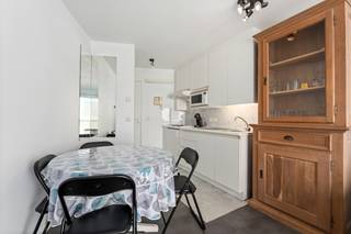 <p>Instapklaar appartement in Koksijde, vlak bij de zeedijk en het centrum.</p>
<p> </p>
<p>Dit verzorgd appartement combineert een uitstekende ligging met een praktische indeling en een aangename woonomgeving. Gelegen nabij de zeedijk, openbaar vervoer en verschillende handelszaken geniet u hier van het beste van Koksijde binnen handbereik. Het appartement bevindt zich in een goed onderhouden gebouw en is ideaal als vaste woonst, tweede verblijf of investering aan zee. Dankzij de instapklare afwerking kunt u meteen genieten van comfortabel wonen aan de kust. De vrije zichten en centrale ligging zorgen voor extra wooncomfort.</p>
<p> </p>
<p>Belangrijkste ruimtes:<br />• Inkomhal met vlotte toegang tot de verschillende ruimtes<br />• Lichtrijke living met aangename leefruimte<br />• Keuken met praktische indeling<br />• Slaapkamer geschikt voor dubbel bed en kastruimte<br />• Badkamer met basiscomfort<br />• Terras om buiten te genieten</p>
<p> </p>
<p>Troeven:<br />• Nabij de zeedijk en het strand<br />• Gelegen in een goed onderhouden gebouw<br />• Instapklaar appartement met praktische indeling</p>
<p> </p>
<p>Neem vandaag nog contact op met je ERA-makelaar voor een bezoek.</p>
<p> </p>
<p>JOUW DROOMAPPARTEMENT. ZO GEVONDEN!</p>