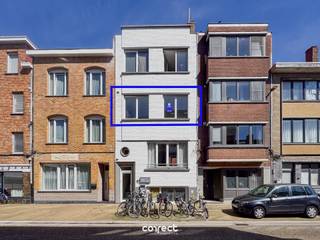Ontdek dit gezellig en lichtrijk 1-slaapkamerappartement, ideaal gelegen in de Aartshertogstraat 53 te Oostende. Dit appartement combineert comfort met een uitstekende ligging, op wandelafstand van winkels, openbaar vervoer en de zee.Bij het betreden van het appartement komt u in een aangename leefruimte met veel natuurlijk licht. De open indeling zorgt voor een ruimtelijk gevoel en biedt tal van inrichtingsmogelijkheden. Aansluitend vindt u een praktische keuken, uitgerust met de nodige voorzieningen.De slaapkamer is rustig gelegen en biedt voldoende plaats voor een comfortabel bed en kastruimte. De badkamer is functioneel ingericht met douche, lavabo en toilet.€715 + €50 prov. gemeenschappelijke kosten