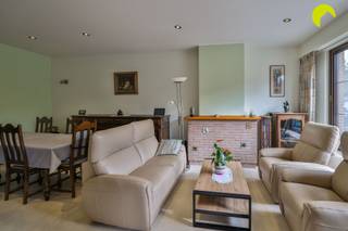 <p><span>In de super rustige Hof Savelkoulwijk wordt dit mooie opbrengsteigendom van 2 appartementen te koop aangeboden.</span></p><p><span>De wijk wordt gekenmerkt door haar zeer rustige woonomgeving, maar toch vlakbij openbaar vervoer (tram, trein en bus op wandelafstand!). Wandelen tussen de velden? Is slechts op 2 minuten gelegen.</span></p><p><span>Ook scholen, supermarkt, winkelcentrum,... zijn vlakbij.</span></p><p><span> </span></p><p><span>Indeling:</span></p><p><span> </span></p><p><span>Op het gelijkvloers is er een appartement met 2 slaapkamers (13m² en 5,5m²), een verzorgde woonkamer (24m²), keuken met hoekramen, badkamer en mooie tuin. Het gelijkvloers is ook voorzien van een zeer ruime garagebox.</span></p><p><span>Totale oppervlakte gvl appartement: 69m².</span></p><p><span> </span></p><p><span>Op de eerste verdieping is er een duplex appartement bestaande uit: woonkamer (24m²), keuken, badkamer (vernieuwd 2021), 2 slaapkamers en een terrasje.</span></p><p><span>Op de tweede verdieping hebben we verder één grote ruimte van ca. 25m² met nog een aparte bureauruimte.</span></p><p><span>Totale oppervlakte duplex: ca. 100m².</span></p><p><span> </span></p><p><span>Tot slot is er een ruime kelder aanwezig.</span></p><p><span> </span></p><p><span>Afwerking:</span></p><p><span> </span></p><p><span>De appartementen zijn zeer verzorgd.<br />Het gebouw heeft een betonstructuur.</span></p><p><span>Overal dubbele beglazing, zonnepanelen én batterij werden geïnstalleerd.</span></p><p><span> </span></p><p><span>Beide appartementen hebben aparte nutsvoorzieningen.</span></p><p><span> </span></p><p><span>Beschikbaarheid</span><span>:</span></p><p><span> </span></p><p><span>Het volledige gebouw is vrij vanaf 1 april 2027.</span></p><p><span> </span></p><p><span>Belangrijkste kenmerken:</span></p><p><span> </span></p><p><span>- Meergezinswoning van 2 eenheden met basisakte</span></p><p><span>- Zeer verzorgd gebouw</span></p><p><span>- Topligging in rustige woonwijk</span></p><p><span>- Aangename tuin</span></p><p><span>- Ruime garage</span></p><p><span>- Elektriciteit conform<br />- Geen asbest gevonden</span></p><p><span> </span></p><p><span>EPC gelijkvloers: 225 kWh/m²j </span></p><p><span>EPC duplex: 136 kWh/m²j</span></p><p><span> </span></p><p><span>Oppervlakte volgens meting EPC.</span></p><p><span> </span></p><p><span>Voor meer info of een bezoek ter plaatse bel 03/449.42.41 of surf naar www.habicom.be </span></p><p><span>Benieuwd naar de waarde van jouw woning? Check het gratis op www.watismijnhuiswaard.be </span></p><p><span> </span></p>