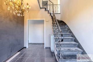 Ruime villa met vier slaapkamers en bureauruimte (of vijfde slaapkamer) te Herentals.<br /><br />Deze woning bestaat uit een ravissante inkomhal met gastentoilet, woonkamer, volledig ingerichte keuken, badkamer (voorzien van douche, toilet en dubbele wastafel), berging/wasplaats, bureauruimte (of vijfde slaapkamer), kelder, vier slaapkamers, berging, voor- en achtertuin, terras en zeer ruime garage. De garage is toegankelijk via een aparte toegang achteraan de woning via de naastliggende straat.<br /><br />Alle verbruik is individueel.<br /><br />De woning is onmiddellijk beschikbaar!<br /><br />De EPC-waarde bedraagt 524 kWh/m².<br /><br />Meer info vindt u op www.debaco.be of bel ons op 014/73.77.77 voor een bezoek ter plaatse!