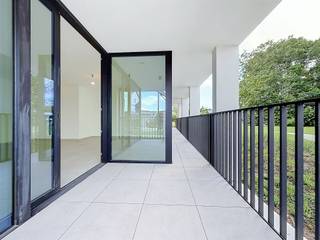 <h1><span>Nieuwbouwappartement met twee slaapkamers de in residentie 'Kasteelvijver' te Langemark.</span></h1><h1><span> </span></h1><h1><span>Dit appartement bevindt zich op het </span><span>gelijkvloers</span><span> en beschikt over een </span><span>bewoonbaar oppervlakte</span><span> van </span><span>97.91m² </span><span>en een</span><span> terras </span><span>van </span><span>9.97m²</span><span>.</span></h1><h1><span> </span></h1><h1><span>Indeling</span><span>: </span></h1><h1><span>Ruime </span><span>inkomhal/nachthal</span><span>, </span><span>open keuken</span><span> met </span><span>leefruimte</span><span> die directe toegang biedt tot het </span><span>terras, berging/wasplaats, gastentoilet</span><span>, </span><span>badkamer met</span><span> inloopdouche en dubbele lavabo en </span><span>twee volwaardige slaapkamers</span><span>.</span></h1><h1><span> </span></h1><h1><span>Er is tevens een </span><span>kelderberging</span><span> bij te kopen, alsook mogelijkheid tot aankopen van een </span><span>ondergrondse autostaanplaats.</span></h1><h1><span> </span></h1><h1><span>De </span><span>warmwaterproductie</span><span> en de </span><span>vloerverwarming</span><span> zal opgewekt worden door een bodem/water </span><span>warmtepomp met ingebouwde boiler.</span><span> De warmte wordt uit de grond gehaald via </span><span>geothermie.</span></h1><h1><span>Doorheen het appartement is er </span><span>ventilatiesysteem D </span><span>(mechanische toevoer en afvoer) voorzien.</span></h1><h1><span>Het appartement beschikt tevens over</span><span> zonnepanelen</span><span> (760Wp) wat het bovendien uiterst zuinig maakt!</span></h1><p><span> </span></p>