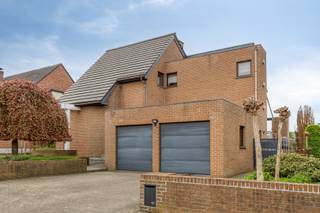 <strong>Leuke gezinswoning met 4 slaapkamers te koop in Deurne (Diest)</strong><br /><br />In een rustige wijk nabij het centrum van Deurne-Diest, vinden we deze leuke gezinswoning. Op wandel- en fietsafstand vinden we een warme bakker, een apotheek, een basisschool en openbaar vervoer. Op slechts 5 minuutjes rijden komen we in het centrum van Tessenderlo met meer scholen, supermarkten en horeca. Er is een vlotte verbinding naar omliggende centra zoals Engsbergen, Tessenderlo, Schaffen en Meldert. <br /><br />Bij binnenkomst in de inkomhal is er een apart gastentoilet. Via de inkomhal komen we binnen in de lichtrijke leefruimte. Dankzij de grote raampartijen komt hier veel natuurlijke lichtinval binnen. Aansluitend aan de leefruimte is de keuken. De keuken is uitgerust met een kookvuur met dampkap, een oven, een microgolf, een koelkast en een spoelbak. Achter de keuken is een handige berging met ingemaakte kasten en met aansluiting voor een wasmachine.<br /><br />Verder bevindt zich op het gelijkvloers een eerste slaapkamer (15m²) en de badkamer (5,8m²). De badkamer is voorzien van een grote inloopdouche en een lavabo. <br /><br />Op de verdieping zijn er drie ruime slaapkamers (10m², 12,30m² en 18,29m²) en een bureau (4,36m²). Verder is er nog een zolderkamer (13m²) die nog potentieel biedt.<br /><br />Voor het parkeren van de wagen is er een dubbele inpandige garage met automatische poorten. Vanuit de garage is er eveneens toegang tot de kelder, ideaal voor extra stockage of als hobbyruimte.<br /><br />Achteraan heeft de woning een leuk overdekt terras en een zuid georiënteerde tuin waar het heerlijk vertoeven is.<br /><br />De centrale verwarming gebeurt via een warmtepomp met vloerverwarming op het gelijkvloers. De ramen zijn voorzien van HR-beglazing (houten profielen) en de muren en het dak zijn geïsoleerd. Voor de verwarming van het water is er een recente warmtepompboiler van het merk Viessmann. Er liggen 28 zonnepanelen met een totaal vermogen van 6.720 Wp. De berekende energiescore bedraagt slechts 120 kWh/(m²jaar) wat resulteert in een energielabel B.<br /><br />Verder is er een regenwaterput die aangesloten is op de toiletten en de buitenkraan. <br /><br />Spreekt deze leuke gezinswoning jullie aan? Contacteer ons via info@bosmanvastgoed.be voor meer info of een bezoek ter plaatse. Wij helpen jullie graag verder!