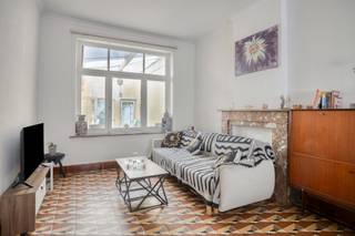 <strong>Gezellige en rustgevende woning met 2 slaapkamers (tot 4 mogelijk) en zeer aangename tuin. De verkoop is inclusief de volledige inboedel! EPC label E - Elektriciteit conform.</strong><br /><br />Bent u op zoek naar een gezinswoning op een uitstekende locatie? Dan is deze recent gerenoveerde woning met een bewoonbare oppervlakte van 180 m² zeker een bezoek waard.<br /><br />De woning verwelkomt u met een inkomhal, een lichtrijke en gezellige leefruimte, een functionele keuken, wasplaats en apart toilet. Op de eerste verdieping bevinden zich twee slaapkamers en een badkamer. Vervolgens kan de zolderverdieping nog ingericht worden met nog twee extra slaapkamers. Daarnaast beschikt de woning over een praktische kelder.<br /><br />Buiten geniet u van een ruime, natuurlijke tuin waar u de hele dag van de zon kunt genieten.<br /><br />De verkoop is inclusief de volledige inboedel binnen in de woning. Ter verduidelijking: de oude meubels en materialen die zich momenteel buiten bevinden, worden niet door de verkoper opgeruimd of weggegooid. Het pand wordt verkocht in de huidige staat.<br /><br />De ligging is een absolute troef, met een vlotte verbinding naar de E40 en op korte afstand van scholen, winkels, het station en tal van andere voorzieningen.<br /><br />Interesse? Mail naar laurens@immogve.be of bel naar 0496 07 89 48.