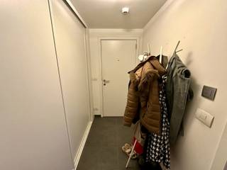 Gunstig gelegen 1 slaapkamer appartement nabij station. Indeling: inkomhal met inbouwkast en aansluiting voor wasmachine en droogkast (5,40m²),...