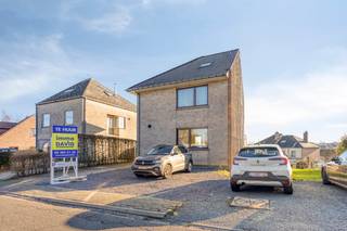 immo DAVID vous propose: une spacieuse maison mitoyenne, habitable de suite et idéalement située.Cette récente maison rénovée de 3 façades est...