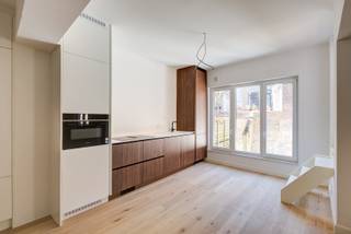Dit prachtige appartement is gelegen in een gebouw met 3 appartementjes in centrum Lier . Het is volledig gerenoveerd in 2025 en ligt op de eerste verdieping. De bewoonbare oppervlakte van het appartement is 78 vierkante meter. De living is een L vorm en heeft een open maatwerk keuken met alle toestellen. De inbouwkasten in de living hebben ruimte gelaten voor een tv bij de zithoek. Verder heeft het appartement 2 slaapkamers aan de straatzijde. Daarnaast beschikt het appartement over 1 badkamer ( met douche en lavabo) die ook volledig gerenoveerd is. De badkamer is voorzien van van een aansluiting voor wasmachine/droogkast. Er is een apart toilet . Er is doorlopend parket, wat een warm gevoel geeft. Het terras bereik je door drie trapjes op te gaan; dan kan je in het zonnetje zitten. <br /><br />Het appartement heeft een EPC-waarde van 121 en heeft hiermee energielabel B. Dit betekent dat het appartement zeer energiezuinig is en zorgt voor lage energiekosten. De verwarming is een CV ketel op gas. <br /><br />De ligging van het appartement is ook TOP gelegen met winkels, scholen en openbaar vervoer op korte afstand. Er ook voldoende parkeergelegenheid (met vergunning) in de buurt. De straat loopt dood op de Grote Markt. Er is een gemeenschappelijke fietsenberging in het gebouw.