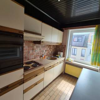 Leffingestraat, Oostende<br />🛏️ 2 Slaapkamers | 🚗 Garagebox | 🏞️ Zicht op het Stadspark | 🏢 3de Verdieping<br /><br />Gelegen in een rustige en residentiële wijk, biedt dit lichtrijke appartement op de derde verdieping alles wat u zoekt voor comfortabel wonen in het hart van Oostende. Vanuit de woonkamer geniet u van een prachtig uitzicht op het groene stadspark – de ideale plek om tot rust te komen na een drukke dag.<br /><br />Indeling:<br /><br />Ruime en zonnige woonkamer met grote ramen en parkzicht<br /><br />Ingerichte keuken<br /><br />Twee volwaardige slaapkamers<br /><br />Badkamer met douche/bad<br /><br />Apart toilet<br /><br />Praktische berging<br /><br />Individuele nutsvoorzieningen<br /><br />Extra troeven:<br /><br />Privatieve garagebox in het gebouw inbegrepen<br /><br />Toegankelijk via lift<br /><br />Goed onderhouden residentie.<br /><br />Vraagprijs appartement: 225 000 euro. Garage dient bijgekocht te worden voor 40 000 euro.<br /><br />Nabij winkels, openbaar vervoer en op wandelafstand van het centrum én de kust<br /><br />Dit is de perfecte plek voor wie houdt van rust, comfort en een centrale ligging. Ideaal als vaste woonst, tweede verblijf of investering.<br /><br />📞 Interesse? Contacteer ons vandaag voor een bezoek!