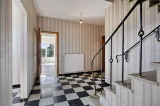 Deze open bebouwing is gelegen in Haasrode vlakbij winkels, scholen, .... en met goede verbinding naar Leuven. <br /><br />Indeling:<br /><br />We betreden de woning via de ruime inkomhal, met apart gastentoilet en ruimte voor een vestiaire. Links van de inkomhal bevindt zich de open en lichtrijke leefruimte met authentieke elementen zoals de open haard. Via de leefruimte bereiken we de keuken. Via de keuken kan men het terras en de ruime oprit en tuin bereiken. De tuin is zeker de grootste troef van de woning met het prachtig zicht over de velden! Verder vinden we op het gelijkvloers nog een ruime slaapkamer met enkel lavabo van 17m². Ideaal als slaapkamer of bureau. <br /><br />Op de eerste verdieping vinden we de nachthal met 3 ruime slaapkamers van 15m² en 11m². Verder vinden we hier een badkamer met ligbad, toilet, bidet en enkel lavabo.<br /><br />Verder de woning volledig onderkelder met garage en verschillende stockageruimtes.<br /><br />Verwarming is op stookolie. Elektriciteit is niet conform. <br /><br />Voor meer info of een bezoek ter plaatste, mag u ons steeds contacteren!