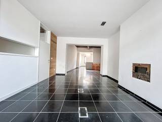 Bent u op zoek naar een handelspand op een toplocatie? Dit gelijkvloerse pand ligt op korte loopafstand van diverse winkels en voorzieningen, wat het...