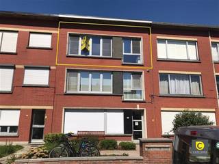 <p><span>Vernieuwd 2-slaapkamerappartement</span></p><p><span> </span></p><p><span>Dit appartement is gelegen op de tweede verdieping van een kleinschalig gebouw zonder lift. Het heeft een centrale locatie in de 'Groenenhoek'.</span></p><p><span>Dit aangenaam appartement heeft volgende indeling:</span></p><p><span> </span></p><p><span>Inkomhal: </span></p><p><span>U betreedt het appartement via de centrale inkomhal met brandwerende deur, voorzien van een mooie en kwalitatieve laminaatvloer en parlofoon.  </span></p><p><span> </span></p><p><span>Leefruimte &amp; keuken:</span></p><p><span>De living (28m²) geniet een mooie, natuurlijke lichtinval. Via de woonkamer heeft u toegang tot de moderne keuken. Deze is voorzien van een dampkap, gasvuur, oven, vaatwasser, spoelbak en een aansluiting voor de wasmachine. Er is eveneens plaats voor een koelkast die men zelf dient te voorzien.</span></p><p><span> </span></p><p><span>Badkamer &amp; Slaapkamers:</span></p><p><span>De functionele badkamer is voorzien van een inloopdouche, handdoekradiator en enkelvoudig lavabo-meubel met bijhorende spiegelkast. De ruime slaapkamers (10 en 16m²) zijn gelegen aan de achterzijde van het appartement waar u geniet van een groen uitzicht in alle rust. </span></p><p><span>De 1ste slaapkamer biedt tevens toegang tot de veranda waar het heerlijk vertoeven is. </span></p><p><span> </span></p><p><span>Huurprijs &amp; kosten:</span></p><p><span>Huur: 850 euro/mnd + Kosten: 137 euro/mnd (provisie water en verwarming, jaarlijkse meteropname, legen van beerput, elektriciteit gang en poetsen gang).</span></p><p><span> </span></p><p><span>Extra troeven:</span></p><ul><li><span>Centrale locatie in een rustige buurt</span></li><li><span>Volledig vernieuwd in 2019, inclusief dubbele beglazing</span></li><li><span>Dak conform 2020</span></li></ul>