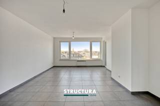 Op zoek naar een zorgeloze investering of een instapklaar appartement op een strategische ligging? Dit recent (vorig jaar) gerenoveerde appartement op de eerste verdieping biedt alles wat u nodig heeft. Gelegen op wandelafstand van het centrum en het station van Opwijk, geniet u hier van een uitstekende bereikbaarheid gecombineerd met een rustige woonomgeving. Het appartement beschikt over een lichtrijke leefruimte, een praktische keuken, twee slaapkamers en een badkamer met toilet. Het zuidwestgericht terrasje vormt een absolute troef en laat u volop genieten van de zon. Dankzij de recente renovatie verkeert het appartement in uitstekende staat — ideaal voor eigen bewoning of als investering zonder zorgen. Technisch is alles in orde: EPC label C (227), conforme elektriciteit en volledig asbestvrij. Verwarming op elektriciteit met aparte tellers voor water en elektriciteit. Maatregelen opgenomen in het Maatregelenregister: nee. Extra pluspunt: geen gemeenschappelijke lasten, wat het rendement aanzienlijk verhoogt. Momenteel VERHUURD aan € 770/maand — een interessante opportuniteit. Mogelijkheid tot aankoop van een garagebox aan €17.500. De gepubliceerde foto’s zijn afkomstig van andere appartementen in hetzelfde gebouw en dienen louter ter illustratie.Voor meer info of een bezoek, contacteer immo Structura via 02/460.80.46 of info@structura.be