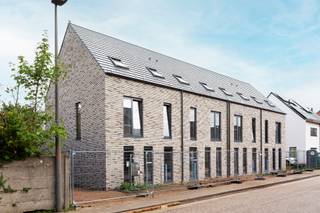 <p><strong>Project Schuttershof | Goed wonen in een groene omgeving<br /><br /></strong>Schuttershof is een woonproject van 14 energiezuinige appartementen en 4 woningen.<br />De omgeving in en rond Ekeren is een stedelijke omgeving waar groen overal aanwezig is.<br /><br />Schuttershof zal voor elke bewoner zorgen voor een optimaal wooncomfort én voor heerlijke buitenruimtes. <br />Of het nu een ruime tuin of een terras is, elke dag genieten!<br /><br /><strong>Een optimaal wooncomfort, voorzien op de toekomst.<br /><br /></strong>Het project is verdeeld in 2 aparte gedeeltes die met elkaar verbonden zijn door privatieve tuinen en een ondergrondse garage.<br />Het gedeelte dat we vinden aan de Kapelsesteenweg behuisd een 14 appartementen met een mix van 1 tot 2 slaapkamers.<br />Het gedeelte aan de Alfons de Schutterstraat behuisd 4 woningen met 3 slaapkamers en een zolderruimte, eventueel in te richten als een 4e slaapkamer.<br /><br />Alle appartementen en woningen voldoen aan de strengste normen kwestie isolatie.<br /><br /><strong>Ontwikkelaar - ANTVEST<br /><br /></strong>Antvest is een <strong>loyale</strong> partner die de leefruimte creëert die u nodig heeft. Door een <strong>no-nonsense aanpak en transparante manier</strong> van werken weet u altijd waar u staat. Daarboven optimaliseert Antvest door zijn <strong>dynamische aanpak</strong> elke kans voor alle partijen.<br /><br />Prijzen zijn exclusief registratierechten en BTW. <br />Mogelijkheid tot aankoop onder gunsttarief 6% BTW voor de appartementen.<br /><br />Contacteer LISTED voor meer informatie: +32 3 283 51 51.</p>