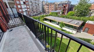 <p><span>NIEUWBOUW 1 SLAAPKAMER APPARTEMENT, LEUKE LOCATIE.</span></p><p><span>AUTOSTAANPLAATS MET BERGING VERPLICHT.</span></p><p><span> </span></p><p><span>Dit appartement van 60m² op de derde verdieping werd 4 jaar geleden opgeleverd.</span></p><p><span>We komen het betegeld appartement binnen langs een overdekte passerelle aan de straatzijde. De leefruimte bevindt zich achteraan, leuk zicht op een ruime aangelegde tuin vanop het terras van 6m²!</span></p><p><span>De betegelde, open keuken is voorzien van ingemaakte kasten met oven, vuur met dampkap, ijskast, diepvries en spoelbak.</span></p><p><span>Er is één slaapkamer vooraan van 13,5m². De betegelde badkamer met douche heeft nog een lavabomeubel met kast en aansluiting voor wasmachine.</span></p><p><span>Op de gang is er tevens nog een apart toilet en een kleine technische ruimte.</span></p><p><span> </span></p><p><span>Toplocatie op 5 min. stappen van het centraal station, tram en bus, opera, Elisabethzaal, zoo en Keyserlei. </span><span>Edoch rust en stilte...</span></p><p><span> </span></p><p><span>- gezamenlijke afvalberging</span></p><p><span>- gezamenlijke fietsenberging</span></p><p><span>- gemeenschappelijke tuin</span></p><p><span>- geen gemeenschappelijke kosten</span></p><p><span>- huren van een autostaanplaats mét berging aan € 110/maand is verplicht</span></p><p><span> </span></p>