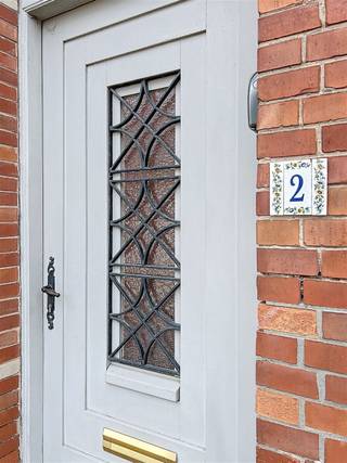 <h2><span>Authentieke woning met garage, tuin en uitweg in het centrum van Dikkebus.</span></h2><h2><span> </span></h2><h2><span>De woning is als volgt ingedeeld: </span></h2><h2><span> </span></h2><h2><span>Gelijkvloers: </span></h2><h2><span>Inkomhal, bureauruimte/slaapkamer, lichtrijke leefruimte, aparte keuken, badkamer met bad en lavabo, apart toilet. </span></h2><h2><span>Inpandige garage met automatische poort en aanpalende tuinberging. Deze ruimte beschikt ook over een zolderverdieping. </span></h2><h2><span> </span></h2><h2><span>Er is tevens een droge kelder en een vautekamer.</span></h2><h2><span> </span></h2><h2><span>Eerste verdieping:</span></h2><h2><span>Ruime nachthal met mogelijkheid tot inrichten van extra kamer, kinderkamer en twee ruime kamers.</span></h2><h2><span> </span></h2><h2><span>Zolderverdieping:</span></h2><h2><span>Ruime zolder met mogelijkheid tot creëren van extra kamers, hobbyruimte,...</span></h2><h2><span>Dak van de woning werd vernieuwd in 2022. (pannen en onderdak)</span></h2><h2><span> </span></h2><h2><span>Tuin:</span></h2><h2><span>Zuidwestgerichte tuin</span></h2><h2><span>Uitweg achteraan</span></h2><h2><span> </span></h2><h2><span> </span></h2>