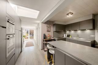 Op zoek naar een comfortabele woning met veel ruimte én een uitstekende ligging? Deze verzorgde woning vlak bij het centrum van Deerlijk biedt het allemaal, met bovendien een vlotte verbinding naar de E17.<br /><br />Bij het betreden van de woning komt u in een uitnodigende inkomhal die u leidt naar de lichtrijke leefruimte. Hier creëert de gezellige gaskachel een warme en huiselijke sfeer. Aansluitend bevindt zich de moderne, recent vernieuwde keuken die volledig is uitgerust, een echte troef voor kookliefhebbers. Op het gelijkvloers vindt u verder nog een apart gastentoilet, een ruime badkamer met ligbad en dubbele wastafel, én een praktische droge kelder.<br /><br />De eerste verdieping herbergt drie slaapkamers: twee ruime, volwaardige kamers en een derde kamer die flexibel kan ingericht worden als kinderkamer, dressing of bureau.<br /><br />Op de tweede verdieping wacht u een royale master bedroom, aangevuld met een tweede badkamer voorzien van een inloopdouche en een apart toilet. <br /><br />Buiten geniet u van een aangename, zonnige tuin met tuinhuis en een handige achteruitweg. Daarnaast is er parkeergelegenheid voor twee wagens.<br /><br />Troeven:
<ul>
	<li>Instapklaar en uitstekend onderhouden</li>
	<li>PVC ramen met dubbele beglazing</li>
	<li>Zonnige, onderhoudsvriendelijke tuin</li>
	<li>Praktische uitweg achteraan</li>
	<li>Vlotte bereikbaarheid richting E17</li>
</ul>
Bezoekmoment:<br />Bezoekdag op vrijdag 01/05 tussen 16u en 18u (op afspraak).<br /><br />Interesse?<br />Plan uw bezoek tijdens het bezoekmoment en ontdek deze woning.<br />Contacteer Maxime Vanneste via 0498 44 78 00 of info@maximevanneste.be.