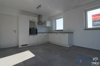 <p><span>Composition :</span></p><p><span>Rez : petit espace de rangement : +/- 1,5 m².</span></p><p><span>Etage 1 : Hall d'entrée : 7,76 m², une toilette indépendante : 1,31 m², une buanderie : 3,54 m², living : 13,25 m², une cuisine avec espace repas : 24,80 m², une salle de douche : 5,75 m², 2 chambres : 10,02 & 14,29 m².</span></p><p><span> </span></p><p><span>Équipements :</span></p><p><span>Chauffage : Chaudière individuelle gaz de marque Vaillant, thermostat d'ambiance, VMC simple flux.</span></p><p><span>Électricité : Bi-Horaire, 220 V, alarme.</span></p><p><span>Toiture : Tuile + isolation</span></p><p><span>Châssis : PVC double vitrage, O/B.</span></p><p><span>Cuisine : meublée et équipée : simple évier, frigo, vitro, hotte, lave-vaisselle, emplacement micro-onde.</span></p><p><span>Sanitaires : 1 WC, 1 lavabo, 1 douche .</span></p><p><span> </span></p><p><span>Raccordements :</span></p><p><span>Égout : oui</span></p><p><span>Eau : oui </span></p><p><span>Gaz : oui, citerne (dans le jardin du lot 1)</span></p><p><span>Électricité : oui</span></p><p><span>Téléphone : oui </span></p><p><span>Télédistribution : oui </span></p><p><span> </span></p><p><span> </span></p><p><span> </span></p><p><span> </span><span>Document remis à titre indicatif et non contractuel, sous réserve de modifications</span></p><p><span> </span></p><p><span> </span></p><p><span> </span></p>