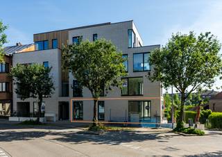 <br />In het hartje van Landen, in onze kleinschalige residentie Gendarmerie, hebben we nog dit mooi gelijkvloers appartement te koop! Appartement A003 beschikt over 2 ruime slaapkamers en heeft een aangenaam terras. Dit nieuwbouwappartement beschikt over een eigen warmtepomp en PV-panelen om zo uw energiefactuur tot een minimum te beperken. Een groot pluspunt is de centrale ligging in het centrum op wandelafstand van winkels, scholen, horeca, bushaltes, station, oprit E40... Kortom, ideaal als toekomstige woonst of investering (6% BTW mogelijk)! <br /><br />Voor meer informatie ontvangen we u graag ter plaatse of op ons kantoor. Aarzel niet om uw contactgegevens achter te laten of om Elien Mombaerts rechtstreeks te bellen op het nummer 0470/38.21.30.