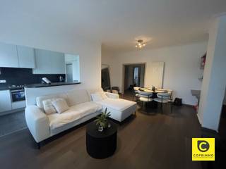 <p><span>Gelegen in de rustige Oosterveldlaan ligt dit aangename, mooi verzorgde 2-slaapkamer appartement met een vlotte bereikbaarheid en alle dagelijkse voorzieningen binnen handbereik. Een aangename locatie die rust en comfort combineert met een goede verbinding naar de omliggende gemeenten.</span></p><p><span> </span></p><p><span>Het appartement omvat een inkomhal met apart toilet.</span></p><p><span>Vervolgens vinden we een aangename woonkamer op een strakke parketvloer. Aangrenzend bevindt zich een moderne, volledig geïnstalleerde keuken met ontbijttoog en voorzien van alle comfort. Deze werd uitgerust met een gasvuur met dampkap, oven, koelkast en praktische kastruimte. Ook de aansluiting voor een wasmachine is hier te vinden.</span></p><p><span> </span></p><p><span>Verder is er nog een mooie badkamer voorzien van ligbad met douchescherm en lavabomeubel.</span></p><p><span> </span></p><p><span>Achteraan bevinden zich 2 slaapkamers, waarvan de grotere uitgeeft op het terrasje.</span></p><p><span> </span></p><p><span>Ten slotte is er nog een kelderberging inbegrepen. </span></p><p><span> </span></p><p><span> </span></p><p><span>Beschikbaarheid en kosten</span></p><p><span>Vanaf 1 november beschikbaar</span></p><p><span>Gemeenschappelijke kosten: € 100/ maand (inclusief provisie verwarming, water en algemene onkosten gebouw).</span></p><p><span> </span></p><p><span>Troeven</span></p><ul><li><span>Centrale maar toch rustige ligging</span></li><li><span>Moderne keuken</span></li><li><span>Lage gemeenschappelijke kost</span></li></ul><p><span> </span></p><p><span>en een garagebox (apart te huur aan 50 euro/maand)</span></p>