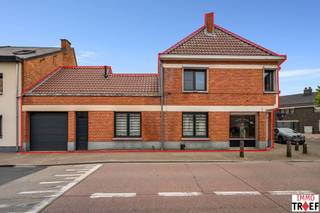 <p>Deze ruime gezinswoning is centraal gelegen in Lebbeke, op wandelafstand van openbaar vervoer, scholen en winkels, en geniet van een vlotte verbinding naar Aalst en Dendermonde. Bij het betreden van de woning komt u in de inkomhal, die toegang biedt tot een ruime, volledig uitgeruste keuken en een gezellige leefruimte. Op het gelijkvloers bevindt zich eveneens een badkamer met inloopdouche, wastafel, toilet en aansluitingen voor een wasmachine en droogkast. Daarnaast beschikt de woning over een grote multifunctionele ruimte die ideaal is voor een zelfstandig beroep, praktijkruimte of extra leefruimte. Verder zijn er nog een afzonderlijk toilet, een praktische berging en toegang tot het aangename terras. Op de eerste verdieping bevinden zich een nachthal, een apart toilet en vier volwaardige slaapkamers. Via een vaste trap bereikt u de tweede verdieping, waar zich een vijfde kamer bevindt. TROEVEN: ruime gezinswoning met 5 slaapkamers, centraal gelegen, ruimte voor zelfstandig beroep, elektriciteit conform. Vragen, info of een bezoek? Contacteer Charlotte van IMMO TROEF: 052 52 52 00 – info@immotroef.be</p>