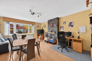 <p><strong>Gezellig 3-slaapkamerappartement in hartje Hasselt</strong></p>
<p>Op zoek naar een gezellig appartement met drie slaapkamers op een centrale locatie in Hasselt? Dit appartement combineert een praktische indeling met een uitstekende ligging, op wandelafstand van alles wat de stad te bieden heeft.</p>
<p>De woning beschikt over een aangename leefruimte, een functionele keuken, drie slaapkamers waarvan 1 kinderkamer. Het appartement biedt heel wat mogelijkheden voor wie op zoek is naar een comfortabel stadsappartement en deze eventueel naar eigen smaak wil moderniseren.</p>
<p>De ligging vormt zonder twijfel een belangrijke troef. Winkels, horeca, scholen, openbaar vervoer en het bruisende centrum van Hasselt bevinden zich allemaal in de onmiddellijke omgeving. Hierdoor is de wagen voor heel wat dagelijkse verplaatsingen overbodig. Als bewoner mag je gratis zo lang als je wilt parkeren in de buurt en jouw bezoekers hebben recht op een bezoekerskaart voor gratis parking.</p>
<p>Troeven:</p>
<ul>
<li>3 slaapkamers</li>
<li>Ruime en praktische indeling</li>
<li>Alle slaapkamers voorzien van vliegenramen</li>
<li>4 seizoenen ramen (warm in de winter, fris in de zomer)</li>
<li>ventilatie in de keuken</li>
<li>Vaatwasser</li>
<li>Grote slaapkamer is geluidsdicht geïsoleerd.</li>
<li>Nieuwe verwarmingsketel</li>
<li>Houten vloer geïsoleerd</li>
<li>Volledig conforme elektriciteitskeuring</li>
<li>Centrale ligging in Hasselt, 2 km van de autosnelweg</li>
<li>Winkels, restaurants en voorzieningen op wandelafstand</li>
<li>extra kelder berging</li>
</ul>
<p>Een ruim appartement op een toplocatie waar ruimte, bereikbaarheid en het stadsleven samenkomen. Maak snel een afspraak en ontdek zelf de mogelijkheden van dit appartement in het hart van Hasselt.</p>