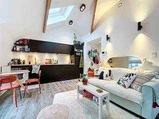 <p><span>BEZOEK? BEL 09/225.00.78. Dit éénslaapkamer-appartement is gelegen op nog geen 200m van het station Gent-Sint-Pieters en ligt vlakbij verschillende handelszaken. Het appartement situeert zich op de derde verdieping. U komt binnen via de gezellige open leefruimte met volledig geïnstalleerde keuken (24m²). Deze is voorzien met een vitro-keramische kookplaat, ingebouwde ijskast met vriesvak, vaatwas, combi-oven, spoelbak en zelfs een wasmachine. Via de leefruimte kan je de slaapkamer (10m²) met inbouwkasten,  inloopdouche en wastafel terugvinden. </span><span>D</span><span>e zichtbare houten balken zorgen voor een karaktervolle en warme uitstraling, die dit appartement net dat tikkeltje extra charme geeft. Volledige inrichting kan in overleg worden overgenomen. Kortom, voor de snelle beslissers!</span></p>