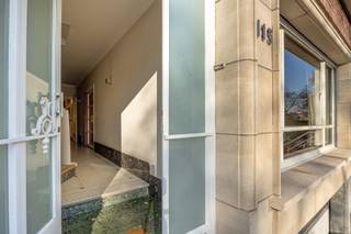 <p><span>WILRIJK - Park Den Brandt</span><span>: Stijlvol ingerichte woning met 4 slaapkamers, ruime tuin en inpandige garage</span></p><p><span> </span></p><p><span>BESCHRIJVING:</span></p><p><span> </span></p><p><span>Gelijkvloers</span><span>:</span></p><p><span>Inkomhal op authentieke terrazzo vloer.</span></p><p><span>Via de gang bereikt men de open eet- en leefruimte op houten parket vloer.</span></p><p><span>Veel lichtinval dankzij de grote raampartijen aan de voorzijde.</span></p><p><span>Doordachte architectuur zorgt eveneens voor een natuurlijke lichtinval aan de achterzijde van de woning.</span></p><p><span> </span></p><p><span>Aparte vernieuwde maatkeuken op natuurstenen vloer, voorzien van oven, microgolfoven en kookvuur van het merk AEG.</span></p><p><span>Ingebouwde koelkast en diepvriezer.</span></p><p><span> </span></p><p><span>1° Verdieping</span><span>:</span></p><p><span>Mooie trap.</span></p><p><span>Deze verdieping herbergt de gerenoveerde design badkamer voorzien van inloopdouche, dubbele lavabo, toilet en ligbad.</span></p><p><span>Handdoekdroger en ventilatiesysteem aanwezig. Ook hier wordt het licht van buiten naar binnen getrokken door de koepel.</span></p><p><span>Twee ruime slaapkamers en een derde kamer in te richten als babykamer of bureau. </span></p><p><span> </span></p><p><span>2° Verdieping</span><span>:</span></p><p><span>De zolder, momenteel benut als gastenkamer met apart bureau, kan nog perfect heringericht worden met een badkamer of als volledige mastersuite.</span></p><p><span> </span></p><p><span>Kelderverdieping:</span></p><p><span>Grote garage met automatische poort.</span></p><p><span>Bergruimte.</span></p><p><span> </span></p><p><span>BIJZONDERHEDEN:</span></p><p><span> </span></p><p><span>* Topligging aan Park Den Brandt, Nachtegalenpark en Middelheimpark</span></p><p><span>* Stijlvolle en doordachte inrichting</span></p><p><span>* Keuken vernieuwd in 2020 - badkamer in 2021</span></p><p><span>* EPC-label D</span></p><p><span>* Mogelijkheid tot parkeren 3 auto's (in de garage, op de oprit en voor de woning op straat)</span></p><p><span> </span></p>