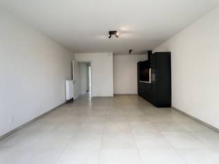 Appartement récent d'une chambre prêt à emménager dans un emplacement central à Anvers. Disposition :- Salon sur carrelage avec cuisine ouverte- Hall avec local technique et toilettes séparées- Chambre avec accès à la terrasse- Salle de bain avec double vasque et douche à l'italienneAvantages :- Appartement récent prêt à emménager- Local à vélos commun- Jardin commun et terrasse privée- Emplacement central- Compteurs séparésCommission mensuelle : 50 eurosCet appartement à louer à Anvers vous intéresse ? N'hésitez pas à nous contacter. Vous souhaitez également vendre ou louer votre propriété ? Nous sommes heureux de pouvoir vous aider. Toujours à votre service pour répondre à toutes vos questions sur l'immobilier.