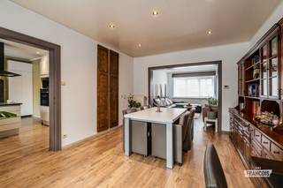 Op wandelafstand van het centrum, winkels, scholen en openbaar vervoer bevindt zich deze knusse gezinswoning op een uitstekende ligging. Dankzij het gunstige energielabel B en de conforme elektrische keuring is deze woning instapklaar! <br /><br />Via de inkomhal komt u terecht in de gezellige leefruimte, ingedeeld met een comfortabele zithoek en eetplaats. Aansluitend bevindt zich de volledig ingerichte keuken met ontbijthoek en rechtstreekse toegang tot de inpandige garage. Achteraan de woning vindt u de lichtrijke veranda, die uitgeeft op de zonnige en gezellige tuin. Verder beschikt het gelijkvloers over een apart toilet, een praktische tuinberging en toegang tot de kelder die extra opbergruimte biedt.<br /><br />Op de eerste verdieping bevinden zich de nachthal, vier volwaardige, ruime slaapkamers en een badkamer uitgerust met een wastafel, ligbad en toilet.<br /><br />Via een valluik bereikt u de ruime zolder, die perfect dienst kan doen als opslagruimte of, mits de nodige aanpassingen, mogelijkheden biedt voor het creëren van extra kamers of een hobbyruimte.<br /><br />Bent u op zoek naar een instapklare woning met veel ruimte, een gunstige ligging en een energiezuinig karakter? Dan is deze eigendom zeker een bezoek waard.<br /><br />Interesse? Neem gerust contact op voor meer informatie of plan vandaag nog uw bezoek in. Wenst u bovendien te weten wat uw eigen woning waard is? Wij komen graag vrijblijvend langs voor een professionele waardebepaling.<br /><br />