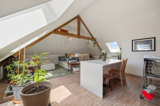<p>Welkom in Kessel-Lo! Dit charmante duplexappartement geniet van een uitstekende ligging vlak bij het centrum van Leuven. Winkels, scholen, openbaar vervoer en diverse sport- en recreatiefaciliteiten bevinden zich op wandel- en fietsafstand, waardoor u hier geniet van een ideale combinatie van wooncomfort, leefkwaliteit en bereikbaarheid.<br /><br />Het appartement bevindt zich op de eerste en tweede verdieping van een kleinschalig gebouw met slechts twee wooneenheden. Op de eerste verdieping vindt u een uitgeruste keuken, een badkamer met douche, wastafel en toilet, twee ruime slaapkamers en een derde kamer die kan dienen als kinderkamer, bureau of hobbyruimte. Grote raampartijen zorgen overal voor een aangename lichtinval.<br /><br />De tweede verdieping biedt een sfeervolle leefruimte die in 2020 werd gerenoveerd met respect voor de authentieke elementen van het pand. Hierdoor ontstaat een unieke combinatie van karakter en hedendaags wooncomfort. Ook aan praktische voorzieningen werd gedacht. Naast de slaapkamer op de eerste verdieping bevindt zich een handige bergruimte.<br /><br />De technische ruimte op de tweede verdieping biedt extra opbergmogelijkheden. Links van het gebouw is er nog een privatief tuintje alsook de mogelijkheid om 1 tot 2 wagens te parkeren.<br /><br />Dankzij de renovatie en de gunstige EPC-score B is deze woning klaar voor de toekomst. Daarnaast zijn er behalve de woonpolis geen kosten in de gemeenschap.<br /><br />Benieuwd? Contacteer ons voor een bezoek via 016 23 21 45 of info@bvm-vastgoed.be</p>